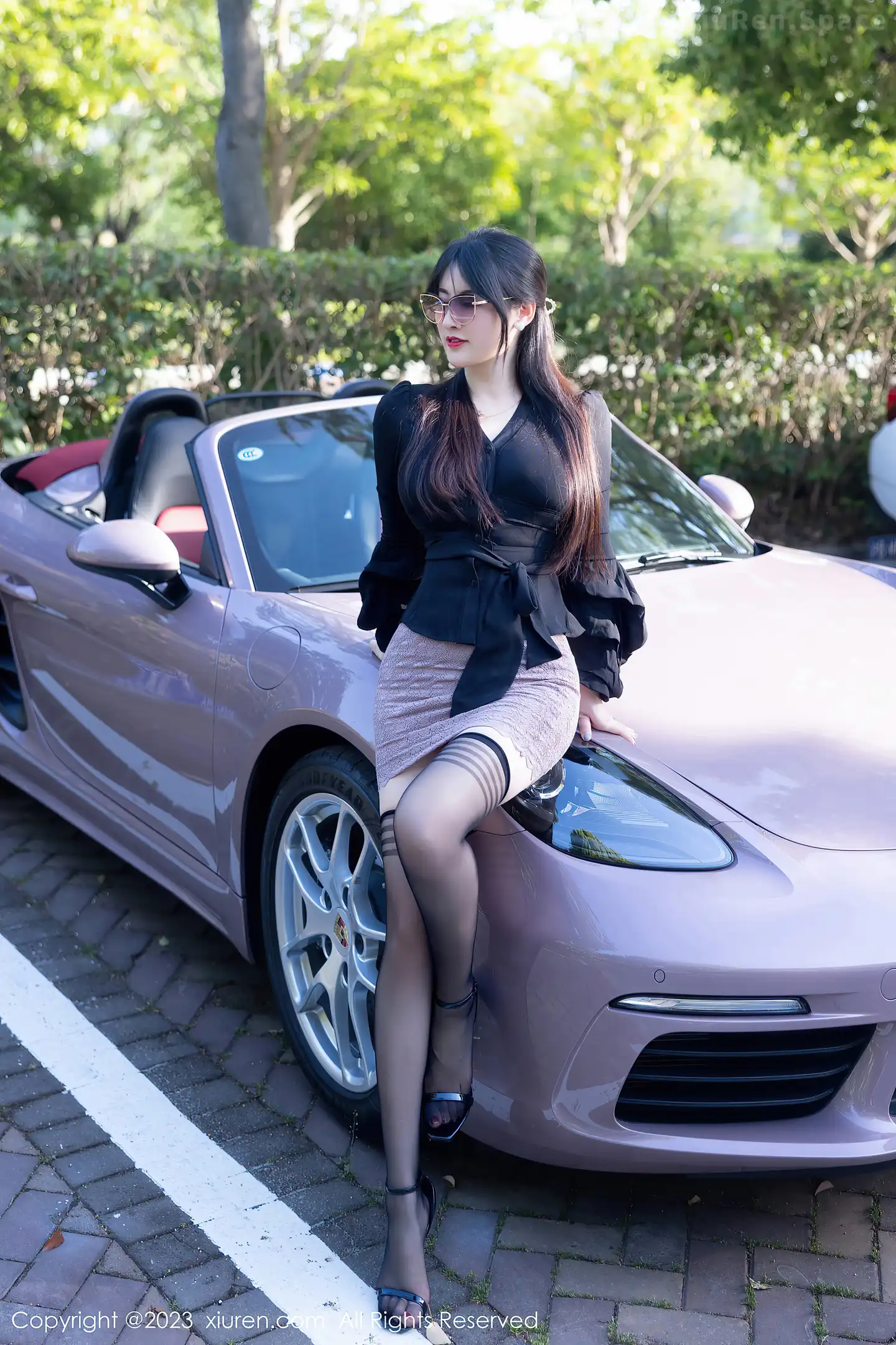 图片[3]-[XiuRen秀人网]2023.05.05 NO.6676 诗诗kiki 黑色紧身小礼服与粉色短裙加黑丝美腿性感私房写真集-秀人网官方网站